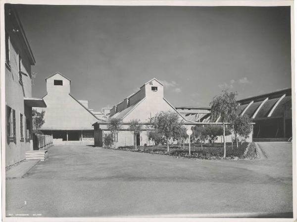 Catania - Stazione Bicocca - Prodotti chimici per l'agricoltura - Stabilimento perfosfato - Magazzini perfosfato