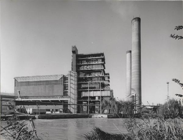 Tavazzano con Villavesco - STEI (Società termoelettrica italiana) - Centrale termoelettrica - Fabbricato caldaia Sulzer - Camini - Canale Muzza