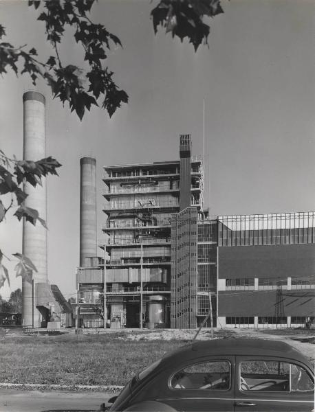 Tavazzano con Villavesco - STEI (Società termoelettrica italiana) - Centrale termoelettrica - Camini - Maggiolino Volkswagen.