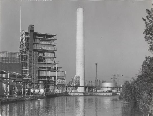 Tavazzano con Villavesco - STEI (Società termoelettrica italiana) - Centrale termoelettrica - Fabbricato caldaia Sulzer - Camino - Canale Muzza