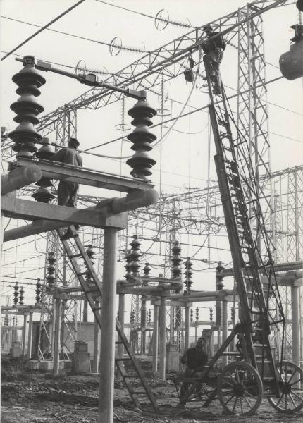 Ceiet (Costruzione esercizio impianti elettrici e telefonici) - Stazione trasformazione elettrica all'aperto - Montaggio - Operai