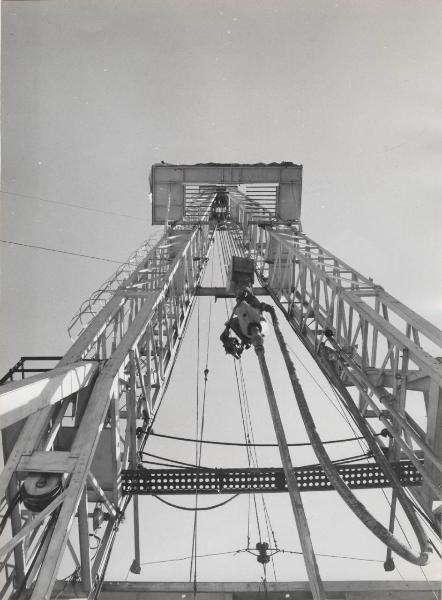 Poggio Ragone - Petrosud - Ricerche petrolifere - Impianto di perforazione National 80 B - Antenna