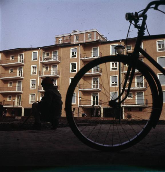 Milano - Affori - Piano Ina Casa - Alloggi per dipendenti - Ruota di bicicletta