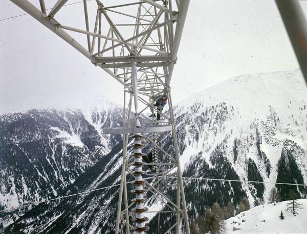 Passo dello Stelvio - Linea elettrica aerea 220 kV - Palo a traliccio - Ispezione conduttori