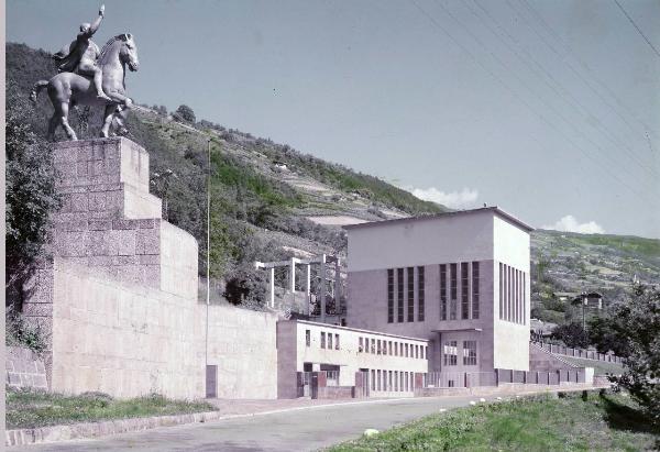 Ponte Gardena - Centrale idroelettrica - Statua equestre "Il genio italico" - Veduta