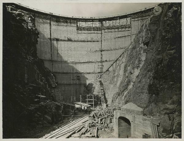 Pontremoli - Acciaierie e Ferriere Lombarde Falck - Impianto idroelettrico Rocchetta - Diga ad arco - Cantiere di costruzione - Veduta da valle