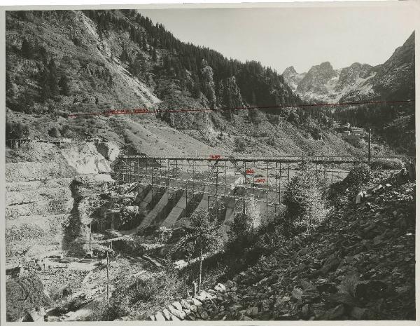 Scais - Acciaierie e Ferriere Lombarde Falck - Diga a gravità alleggerita - Cantiere di costruzione - Veduta da valle