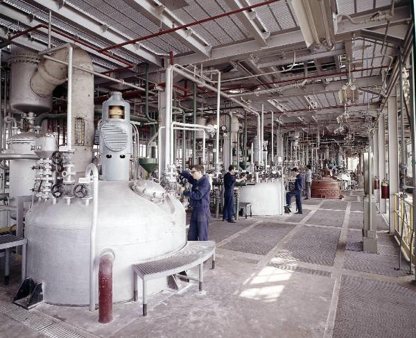 Casoria - DIPR (Divisione petrolchimica e resine) - Stabilimento Rhodiatoce - Reparto produzione resine - Sala autoclavi