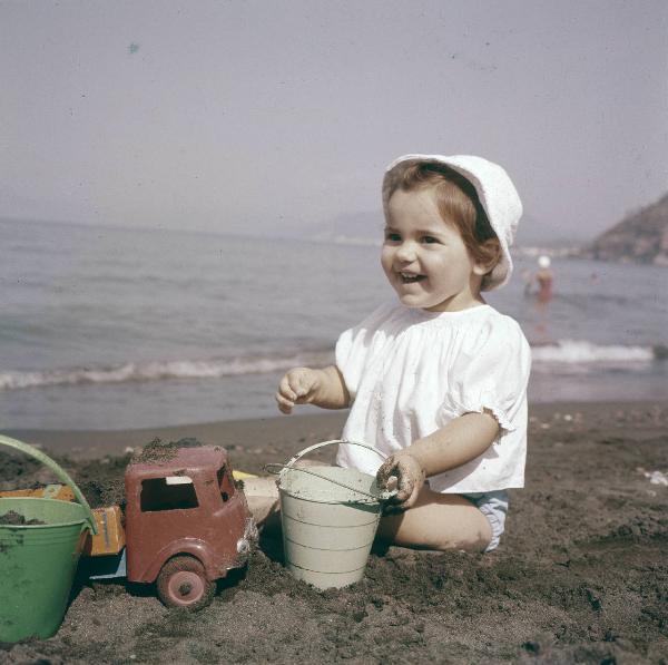 Materie plastiche - Resine polistiroliche - Giocattoli da spiaggia in Stiroplasto - Bambina - Spiaggia