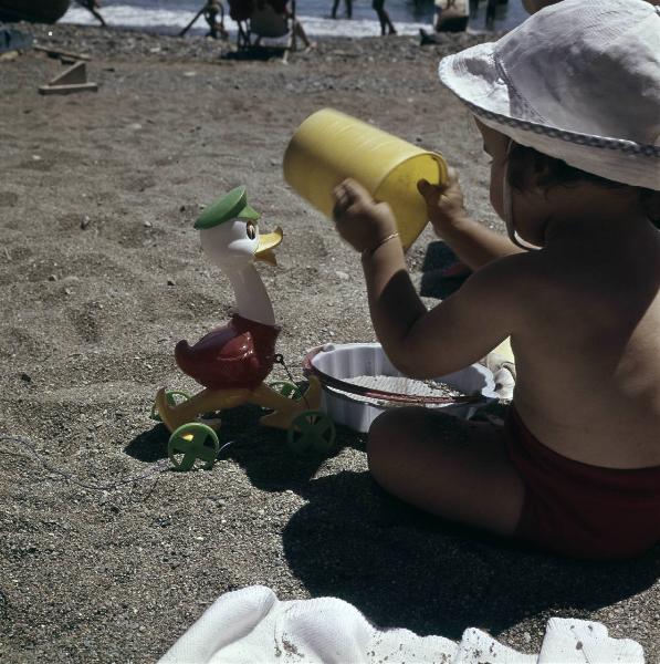 Materie plastiche - Resine polistiroliche - Giocattoli da spiaggia in Stiroplasto - Bambina - Spiaggia