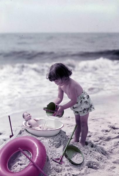 Spiaggia - Materie plastiche - Resine polistiroliche - Stiroplasto - Giocattoli - Bambina - Mare