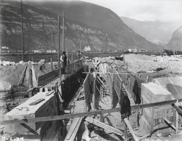 Mezzocorona - Centrale idroelettrica - Cantiere di costruzione - Getti per le paratoie dello scarico al fiume Noce