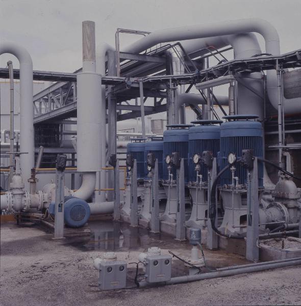 Ottana - Stabilimento petrolchimico - Centrale termoelettrica - Pompe verticali di alimentazione acqua alle torri di raffreddamento
