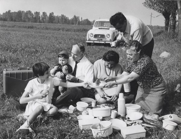 Materie plastiche - Moplen - Pubblicità - Valigetta picnic - Picnic in famiglia