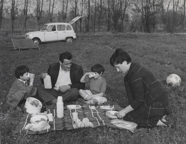 Parco di Monza - Materie plastiche - Moplen - Campagna pubblicitaria - Valigetta picnic - Picnic in famiglia