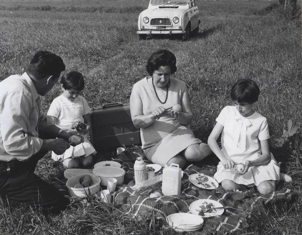 Materie plastiche - Moplen - Campagna pubblicitaria - Valigetta picnic - Picnic in famiglia