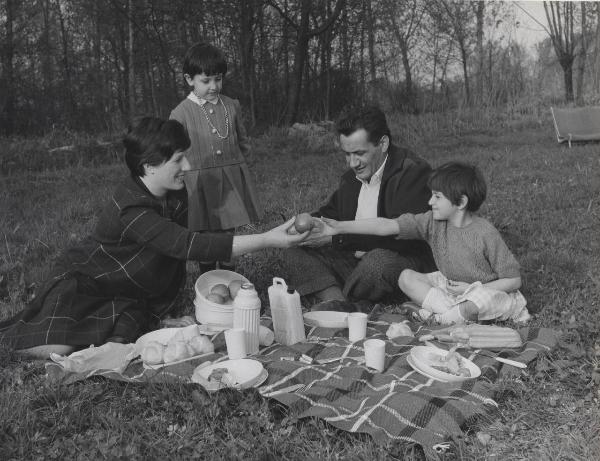 Materie plastiche - Moplen - Campagna pubblicitaria - Valigetta picnic - Picnic in famiglia