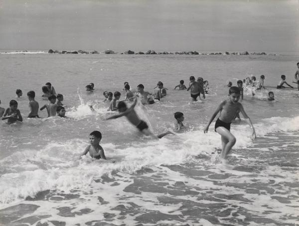 Marina di Massa - Colonia Ettore Motta - Bambini - Bagno in mare