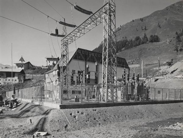 Curon Venosta - Impianto idroelettrico - Fabbricato centrale - Stazione di trasformazione all'aperto