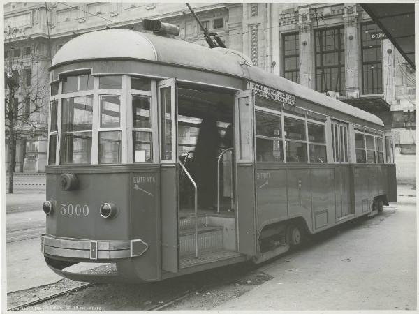 Milano - Stazione centrale - Trasporti su rotaia - Tram 5000 - Profilati e pannelli in alluminio