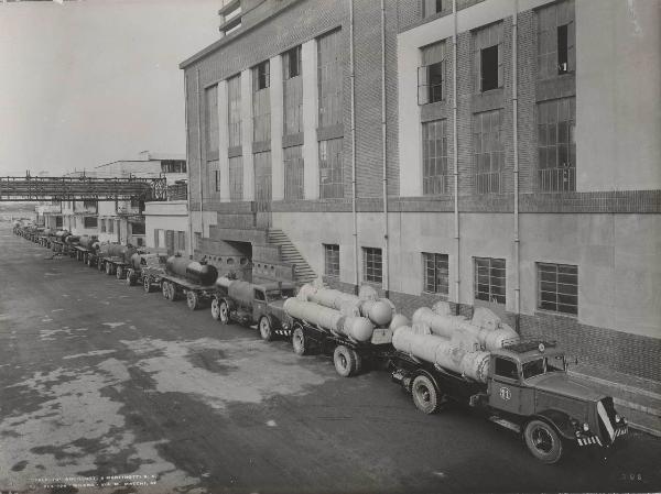 Cesano Maderno - Acna (Aziende colori nazionali e affini) - Trasporto prodotti - Autocarri FIAT con rimorchio - Cisterne