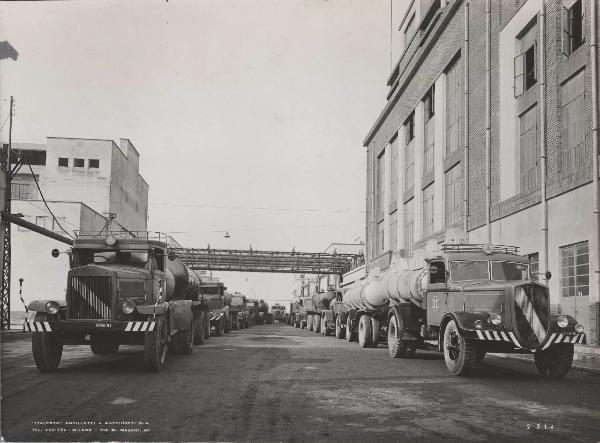 Cesano Maderno - Acna (Aziende colori nazionali e affini) - Trasporto prodotti - Autocarri FIAT con rimorchio - Cisterne