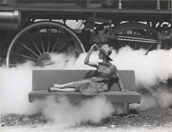 Milano - Stazione di Greco - Polymer - Fibre sintetiche - Meraklon - Pubblicità - Treno - Divano - Modella Odile