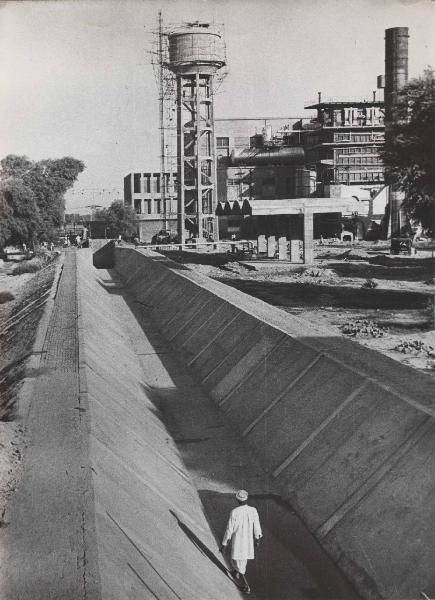 Pakistan - Multan - WAPDA (Water and Power Development Authority) - Centrale termoelettrica - Canale di adduzione acqua alle torri di raffreddamento - Serbatoio acqua aereo