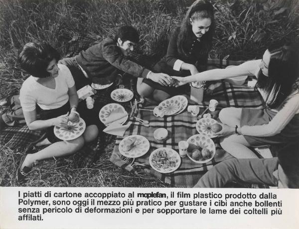 Materie plastiche - Moplefan - Polymer - Campagna pubblicitaria - Picnic - Giovani - Stoviglie in cartone ricoperte in Moplefan