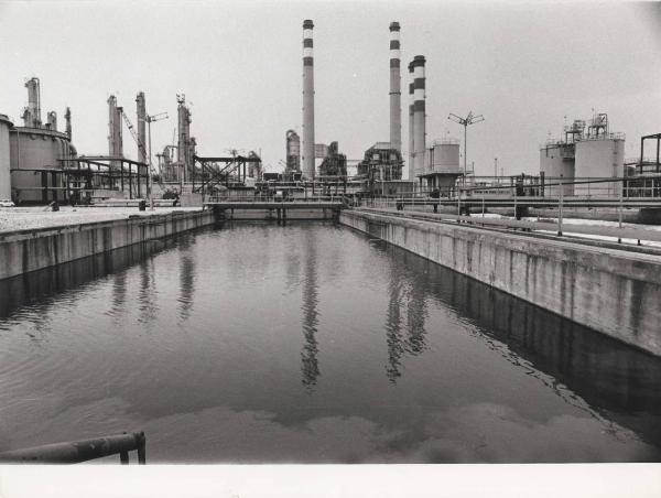 Porto Marghera - Divisione petrolchimica - Stabilimento - Canale uscita acque