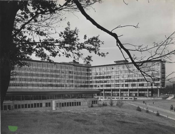 Ivrea - Olivetti - Sede centrale - Edificio per uffici - Veduta esterna