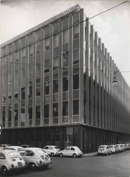 Torino - E.M.S.A. - Edificio per uffici - Scorcio - Automobili