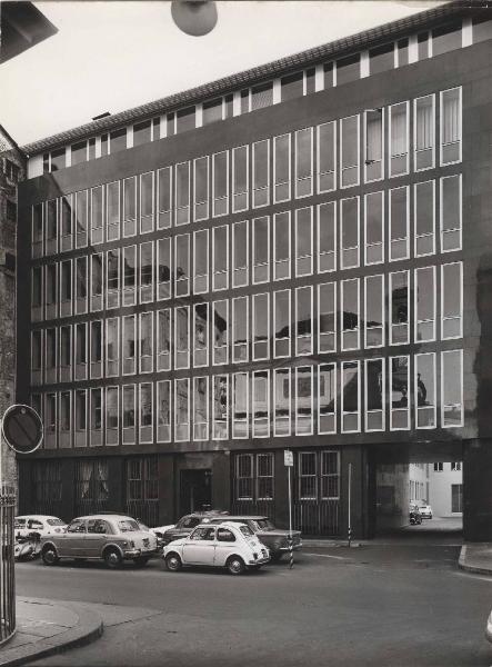 Torino - E.M.S.A. - Edificio per uffici - Scorcio - Automobili