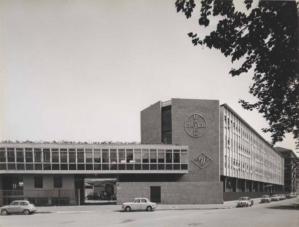 Milano - Bayer (già Co-Fa) - Edificio per uffici - Veduta esterna - Automobili