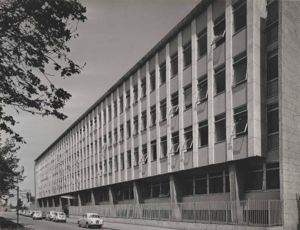 Milano - Bayer (già Co-Fa) - Edificio per uffici - Scorcio esterno - Automobili