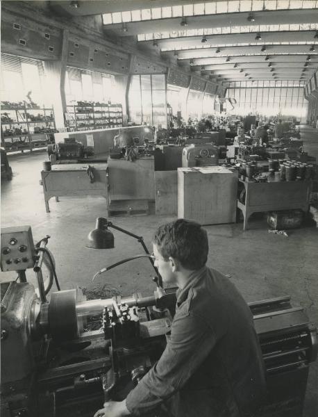 Fidenza - Fidenza Vetraria - Stabilimento per la lavorazione del vetro - Officina meccanica - Preparazione degli stampi