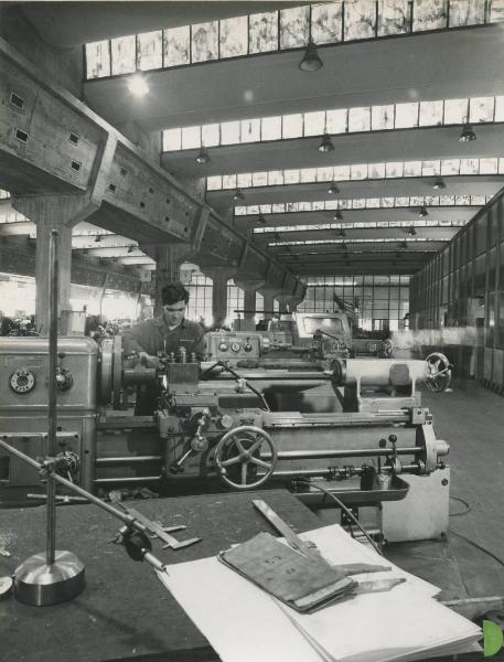 Fidenza - Fidenza Vetraria - Stabilimento per la lavorazione del vetro - Officina meccanica - Preparazione degli stampi