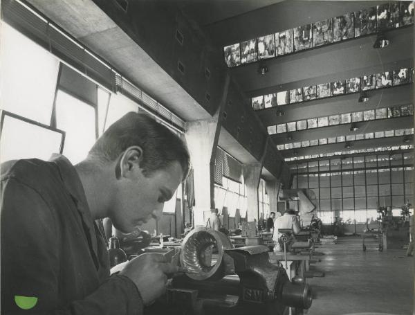 Fidenza - Fidenza Vetraria - Stabilimento per la lavorazione del vetro - Officina meccanica - Finitura degli stampi