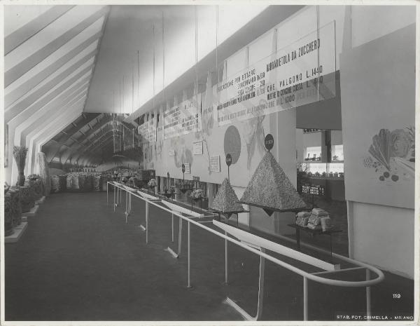 Milano - Fiera campionaria del 1938 - Padiglione Montecatini - Sala prodotti chimici per l'agricoltura