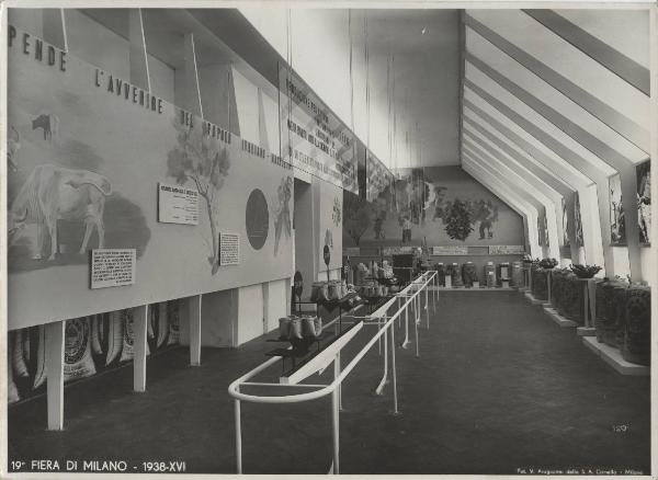 Milano - Fiera campionaria del 1938 - Padiglione Montecatini - Sala prodotti chimici per l'agricoltura