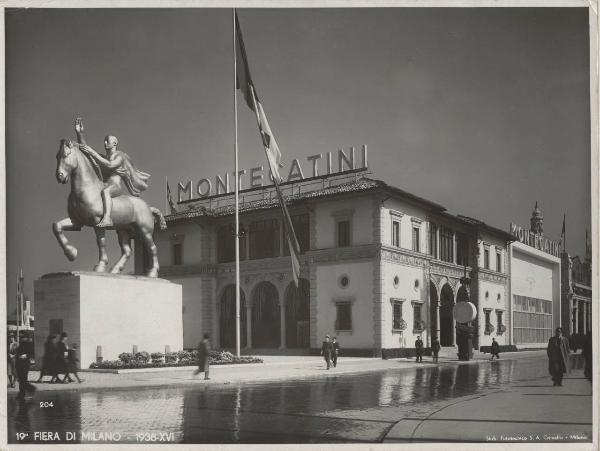 Milano - Fiera campionaria del 1938 - Padiglione Montecatini - Esterno - Statua equestre "Il genio italico"