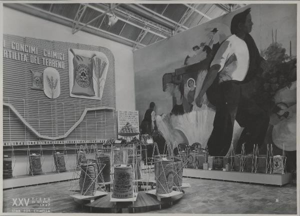 Milano - Fiera campionaria del 1947 - Padiglione Montecatini - [Sala dell'agricoltura?] - Esposizione concimi chimici