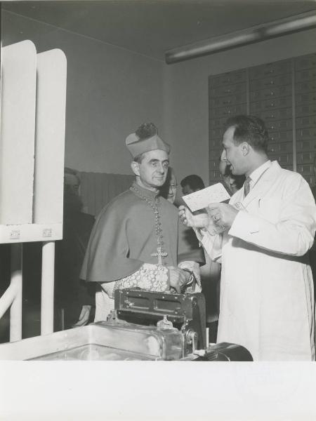 Milano - Visita ufficiale - Giovanni Battista Montini cardinale con un dipendente