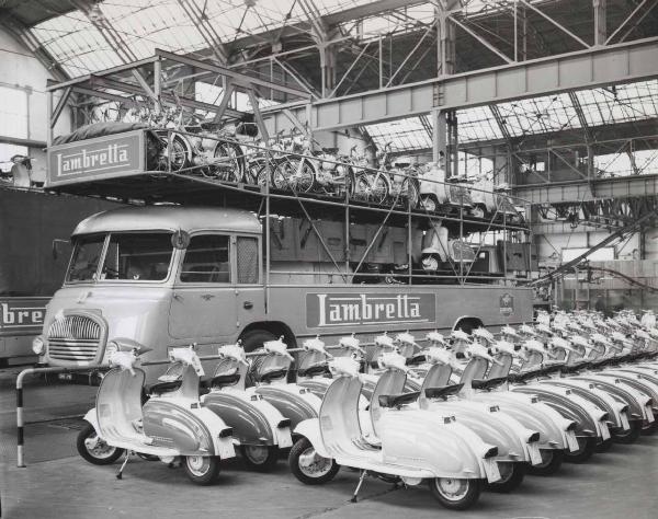 Innocenti - Milano - Stabilimento motori - Reparto spedizioni - Bisarca Lambretta - Lambrette