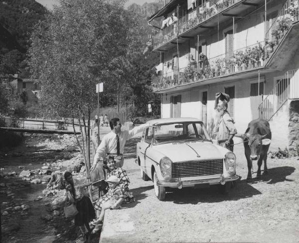 Innocenti - Campagna pubblicitaria - Automobile Innocenti Austin A40 - Edificio rurale - Mucca