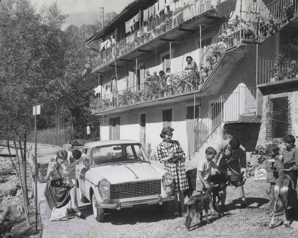 Innocenti - Campagna pubblicitaria - Automobile Innocenti Austin A40 - Edificio rurale - Capre