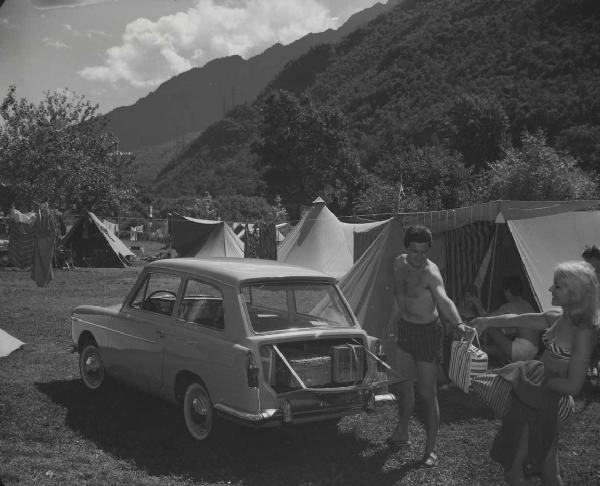 Innocenti - Campagna pubblicitaria - Automobile Innocenti Austin A40 - Campeggio - Tende