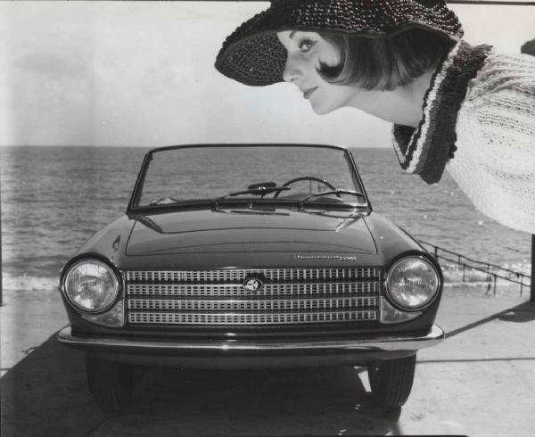 Innocenti - Campagna pubblicitaria - Automobile 950 spider - Mare - Modella