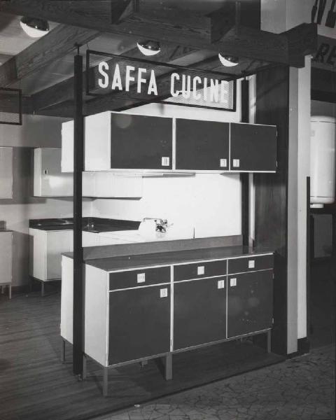 Saffa - Milano - Fiera campionaria del 1961- Stand - Mobili da cucina - Insegna "Saffa Cucine"