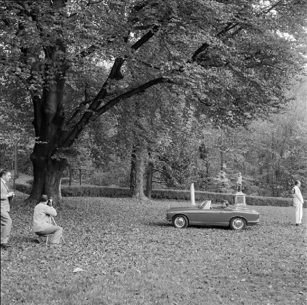 Innocenti - Torino - Villa Sassi - Parco - Automobile 950 spider - Presentazione